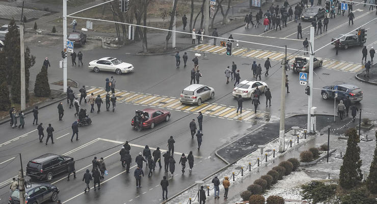 В Сети показали, как сносили памятник Назарбаеву