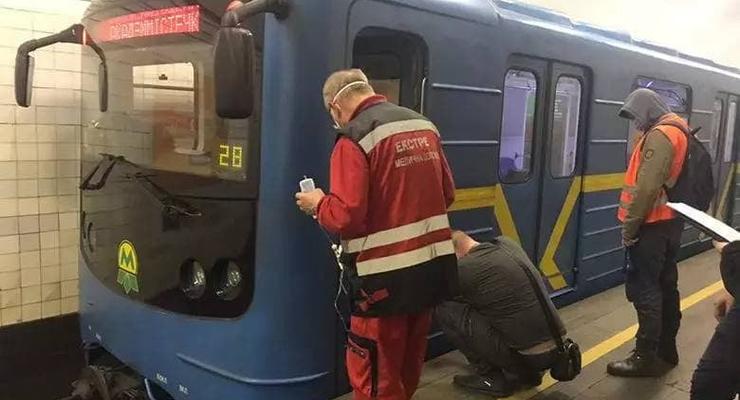 В Киеве пьяный мужчина на 30 минут остановил поезда метро