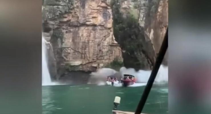 В Бразилии скала рухнула на катера с туристами