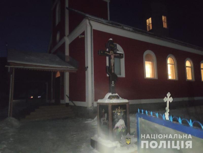 На Закарпатье вор, пытавшийся ограбить храм, после разговора со священником сдался полиции / zk.npu.gov.ua