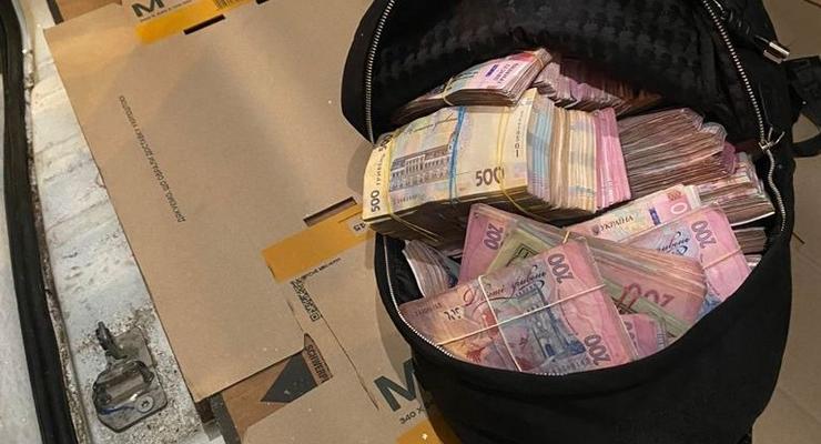В Киеве поймали чиновника с сумкой, набитой деньгами
