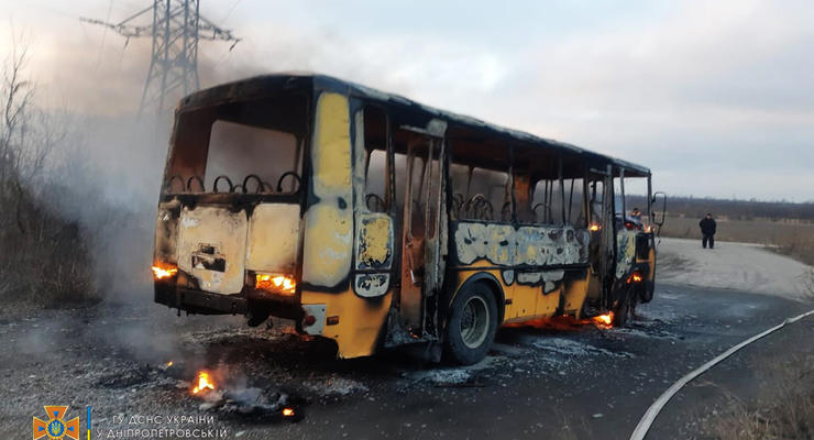 На Днепропетровщине во время движения загорелся автобус с рабочими