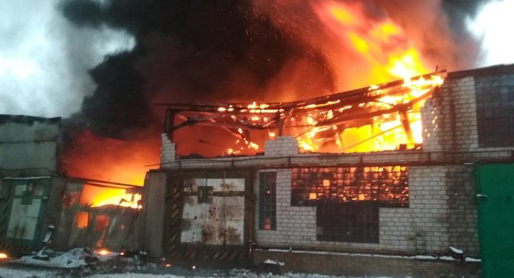 Под Киевом пожар на складе автошин