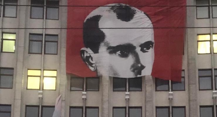 В Тернополе сильный ветер уничтожил огромный баннер с Бандерой