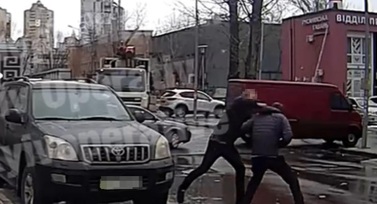 В Киеве задержали водителя внедорожника, который избил пешехода