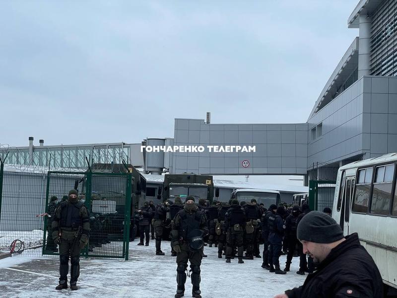 Правоохранители у аэропорта / t.me/oleksiihoncharenko