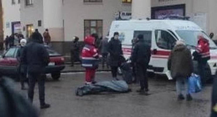 В Киеве у входа в метро нашли мертвого мужчину
