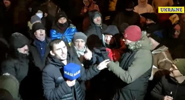 В Киеве возле Печерского суда напали на журналиста