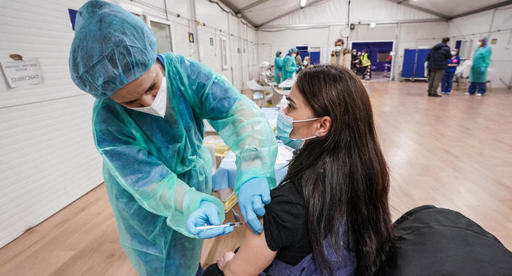 Хотя бы одну дозу COVID-вакцины получили более 15 млн украинцев