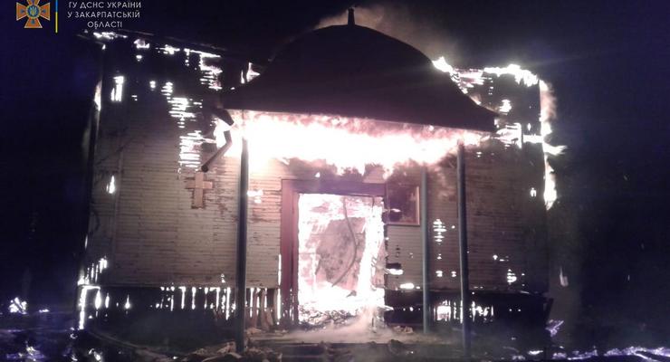 На Закарпатье полностью выгорела деревянная церковь