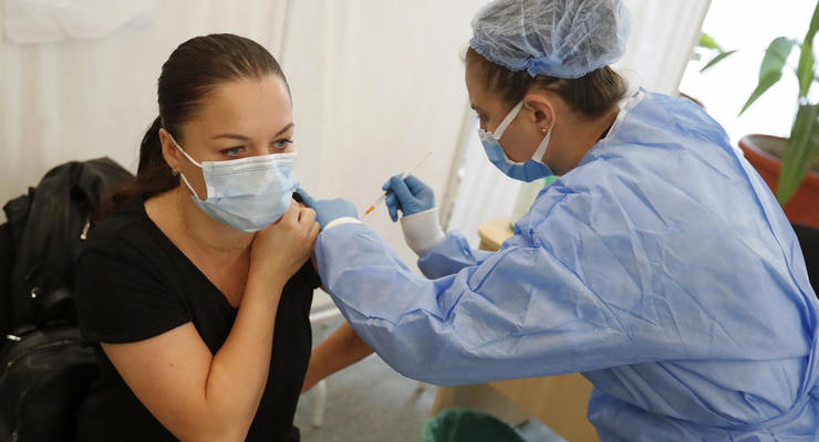 Третью COVID-прививку получили уже больше 131 тыс украинцев