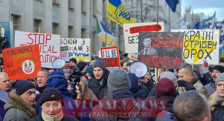 Тысячи сторонников Порошенко устроили протест под Офисом президента