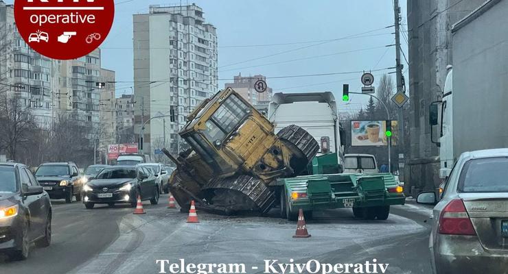 Рядом ехали машины: В Киеве большой бульдозер выпал посреди дороги