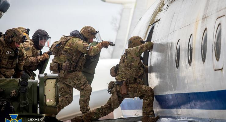Учения СБУ: Под Киевом спецназ освободил "захваченный" самолет