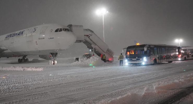 Из-за снегопадов в Стамбуле украинские туристы застряли в аэропорту