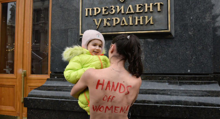 Активистка Femen устроила голый пикет под Офисом президента
