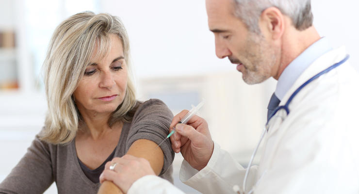 Можно ли вакцинировать при остеохондрозе, ревматоидном артрите и диализе — ответ Минздрава