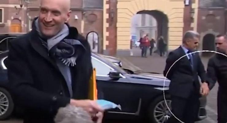 Водителя главы МОЗ Нидерландов сняли на камеру при покупке наркотиков