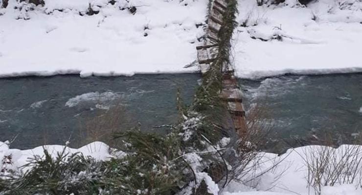 В Закарпатье трое подростков обрушили мост в реку