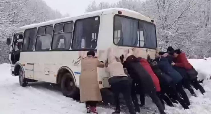 В Сети показали, как на Киевщине женщины вытолкали из снега ПАЗик