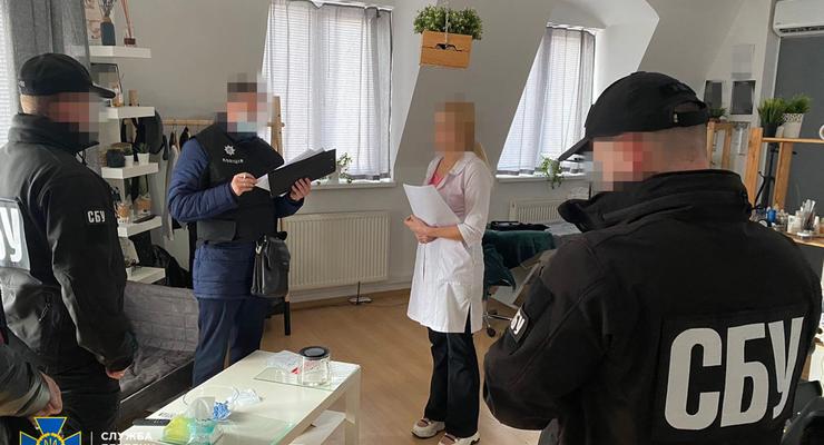 На Закарпатье врач ежемесячно получала 500 тыс грн за поддельные СOVID-сертификаты
