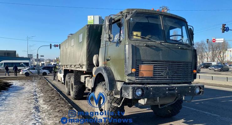 В Киеве военный грузовик снес две легковушки: В больнице девочка