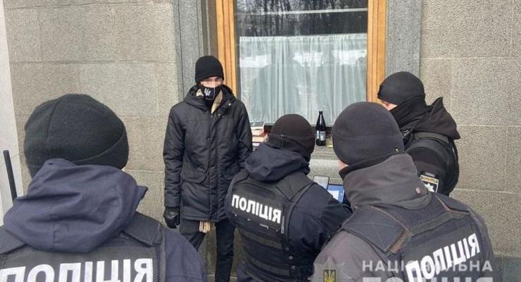 В Киеве мужчина молотком разбил окно в здании Верховной Рады