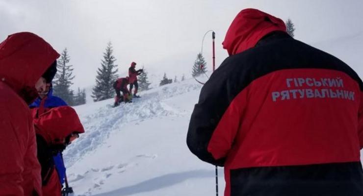 "Спасатели должны еще откопаться": наблюдательный пост в Карпатах замело снегом