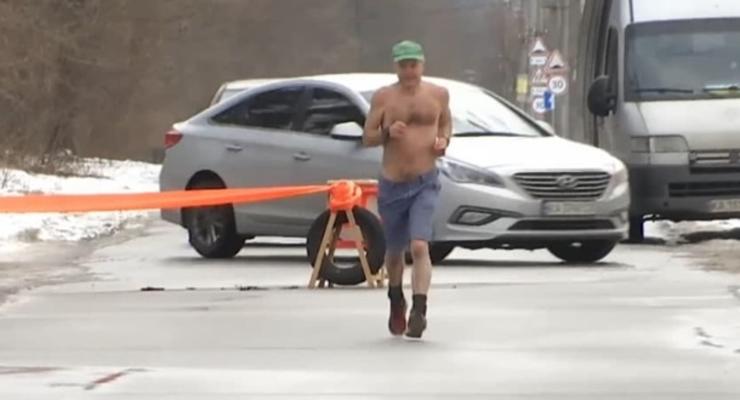 Житель Тернопольской области пробежал 43 км в одних шортах