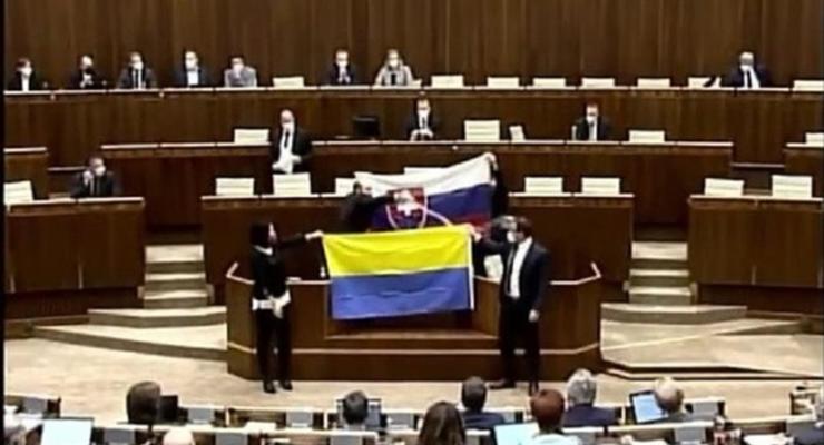В Словакии парламентарии осквернили флаг Украины