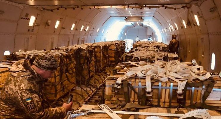 В Украину прибыла военная помощь от США: Второй самолет за день