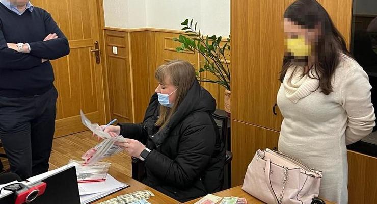 В Киеве адвокатесса и директор банка вымогали взятку и предпринимателя