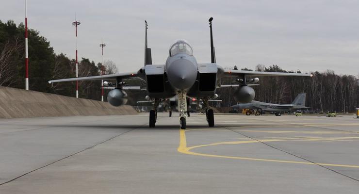 США усиливает восток: В Польшу прилетели истребители F-15