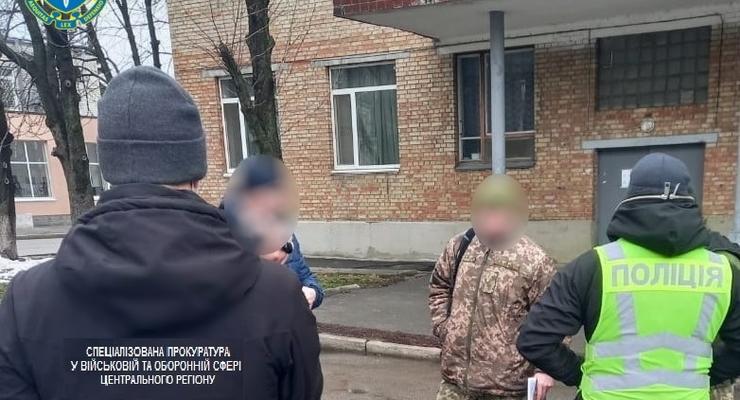 Полковника университета обороны Украины задержали за взятку