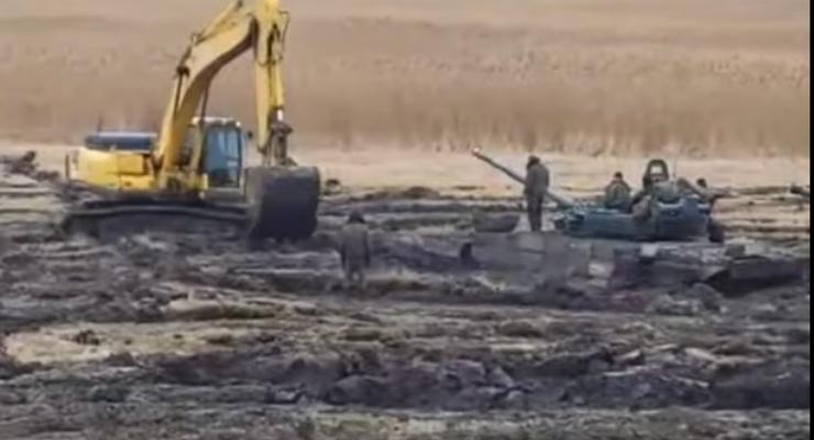 Под Ростовом российские танки намертво увязли в грязи