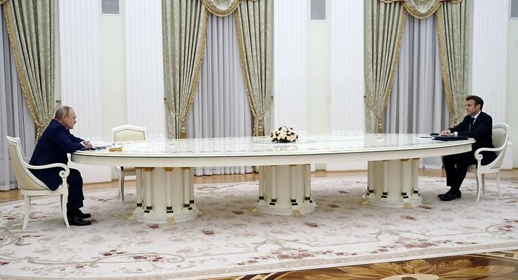 Кремль признался, почему Макрона и Путина посадили за 6-метровый стол