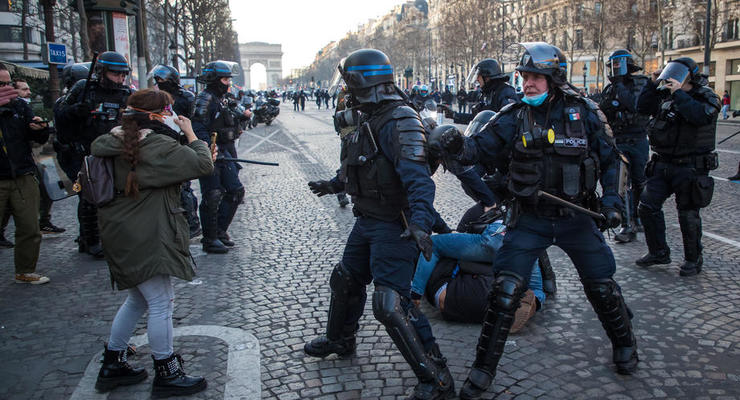В Париже арестовали 81 участника антиковидного митинга