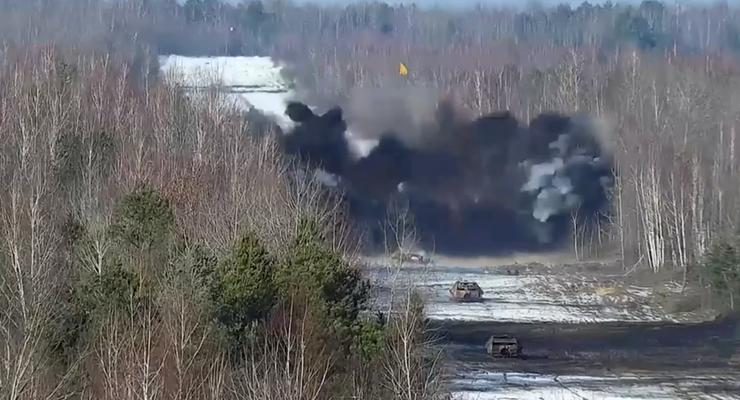 Появилось видео удара украинской авиации по танкам на учениях