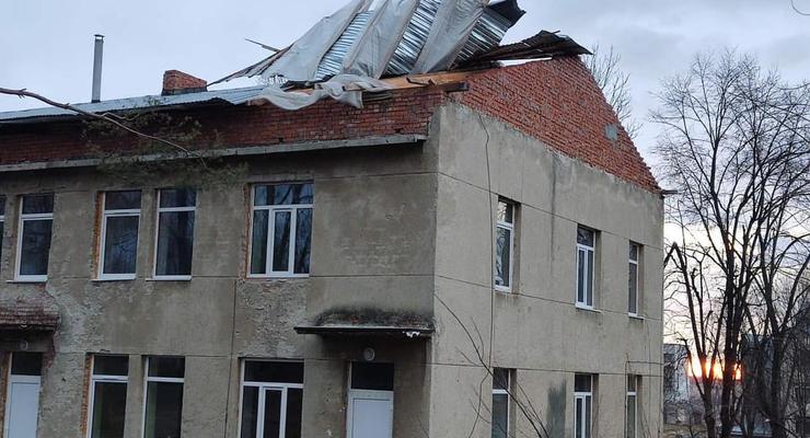 Во Львовской области ветер сорвал крышу с больницы