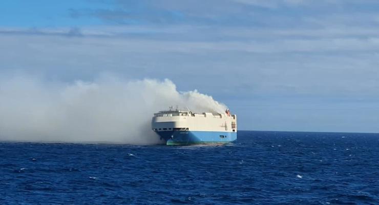В Атлантике горит брошенное судно с 4 тысячами элитных авто
