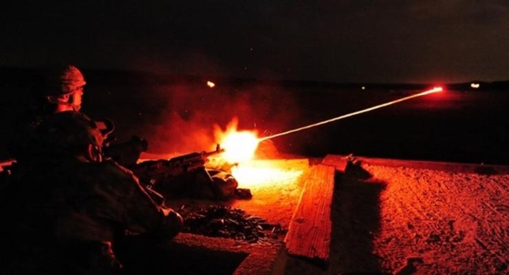 На видео показали трассирующие снаряды над Донецком