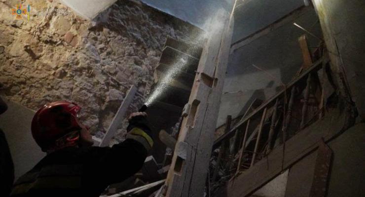 Во Львове в жилом доме обрушилась лестница: Момент попал на видео
