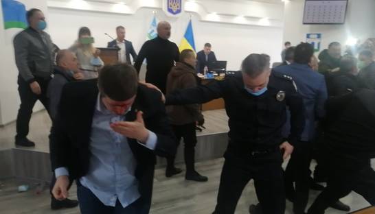 В Ровно депутаты устроили массовую драку в горсовете