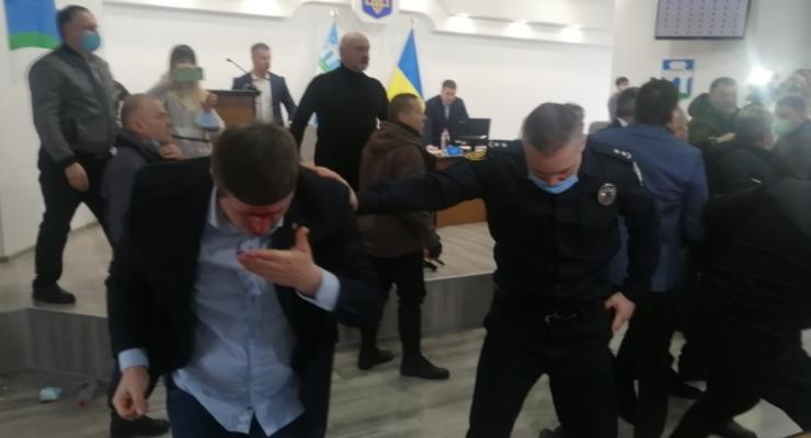В Ровно депутаты устроили массовую драку в горсовете
