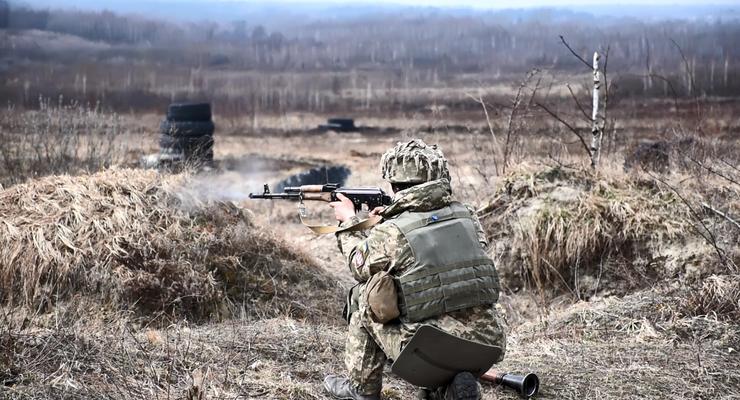 На Донбассе один военный пострадал при обстреле, еще один подорвался