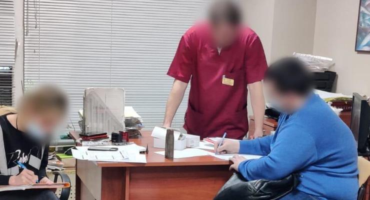 В Киеве медики подделывали СOVID-сертификаты