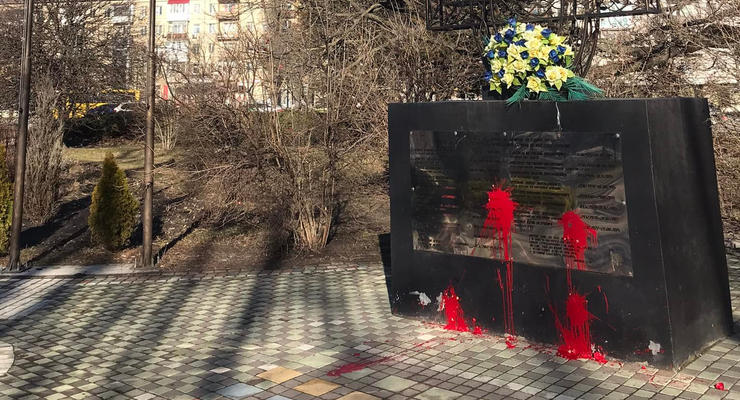 В Киеве вандалы осквернили памятник воинам АТО