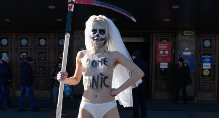 В Киеве голая активистка Femen призывала не паниковать