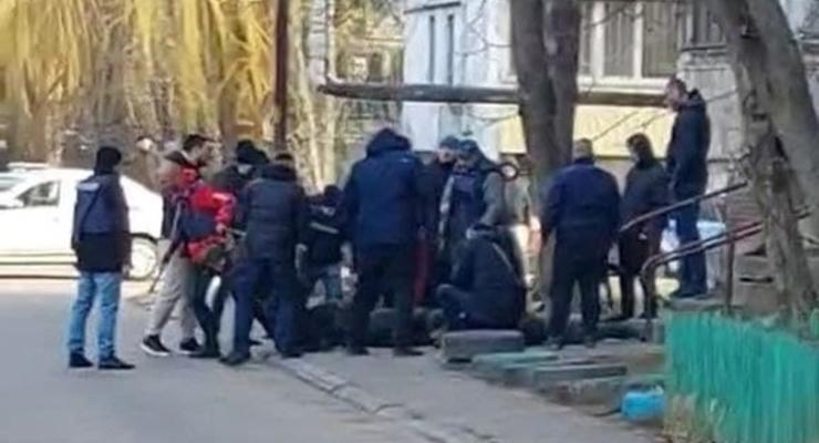 Жители Николаева поймали солдат РФ в подвале дома и сдали полиции