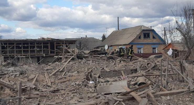 В Киевской области снаряд РФ разрушил дом, погибли трое